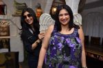 Shilpa Shetty shops at Bioscopewalli in Andheri, Mumbai on 8th Dec 2012 (25).JPG
